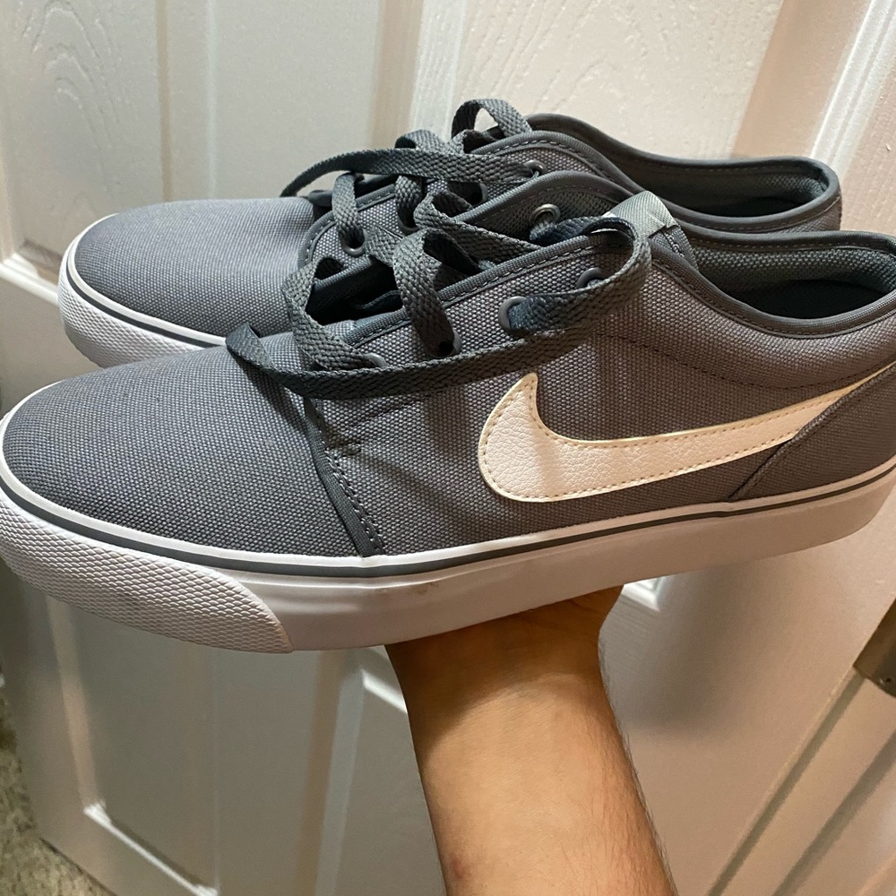 Nike gray skate shoes